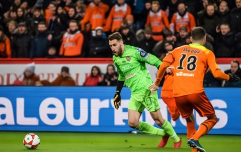 洛里昂門(mén)將撲救失誤淚灑球場(chǎng)，球隊降級后的反思與重建之路